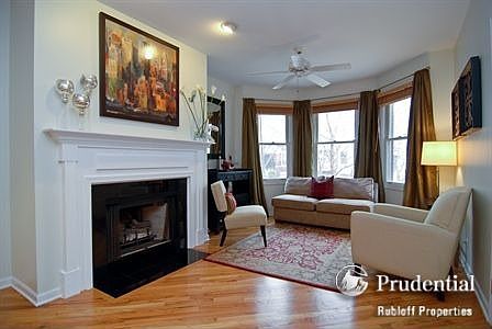 2nd image of 1531 W Oakdale Ave