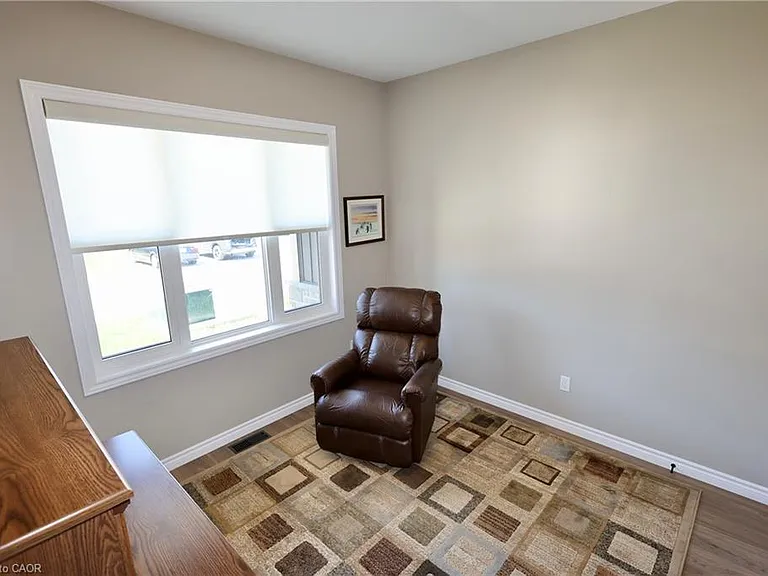 9 Silver Creek Cres — Photo 10