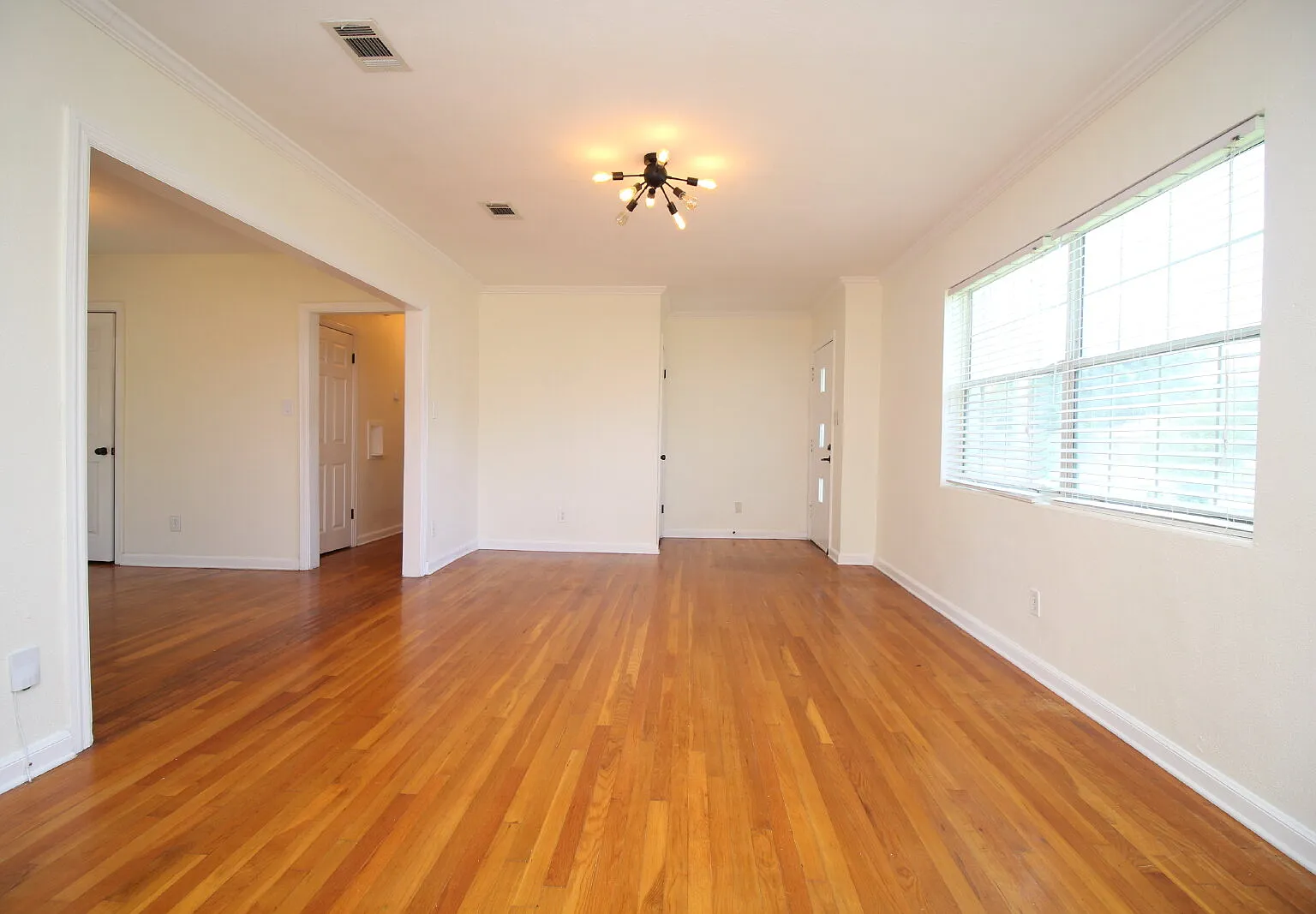 3 bed, 1.0 bath, 1475 sqft, $1,800 — Photo 3