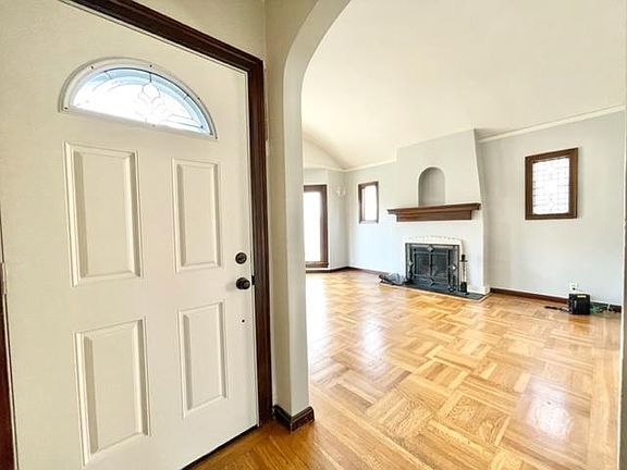4th image of 145 Evelyn Way