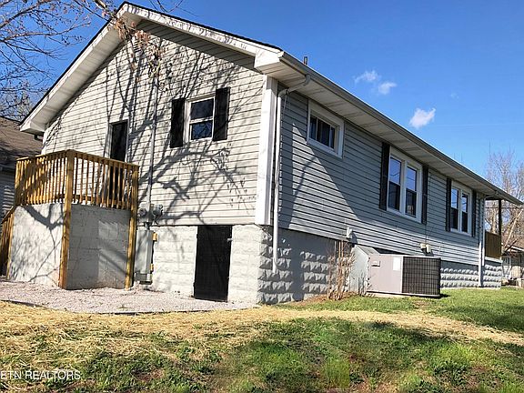 4th image of 2331 Bradford St