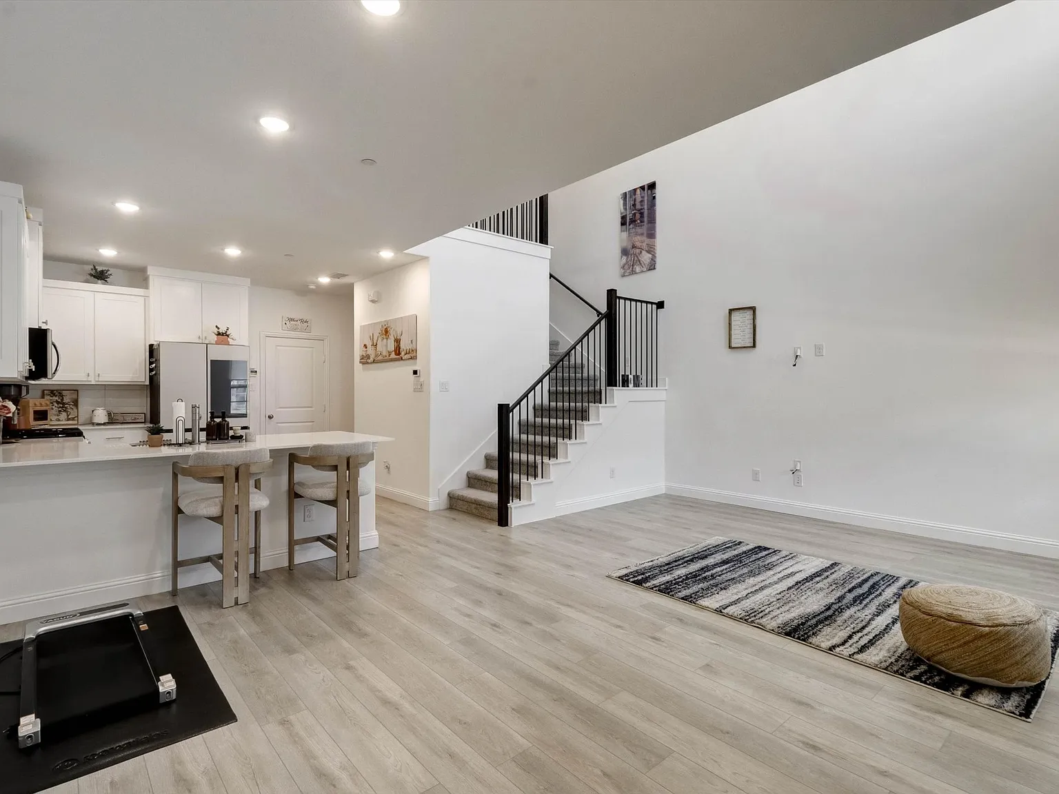 2 bed, 2.5 bath, 1567 sqft, $3,500 — Photo 2