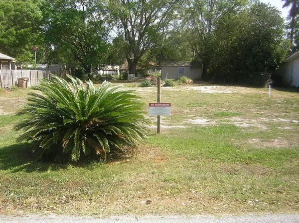 27608 Lisa Dr, Tavares, FL 32778