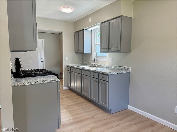 4th image of 940 Oakwood Dr