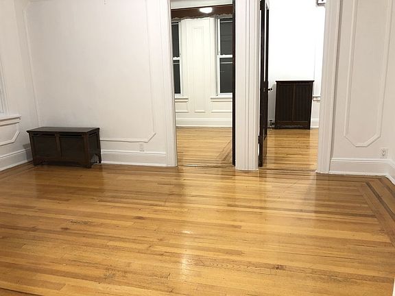 4th image of 2538 34th St APT 2R