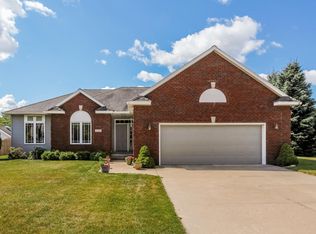 2840 Meadow Bluff Dr NW, Grand Rapids, MI