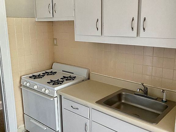 5th image of 1709 E Park Pl APT 18