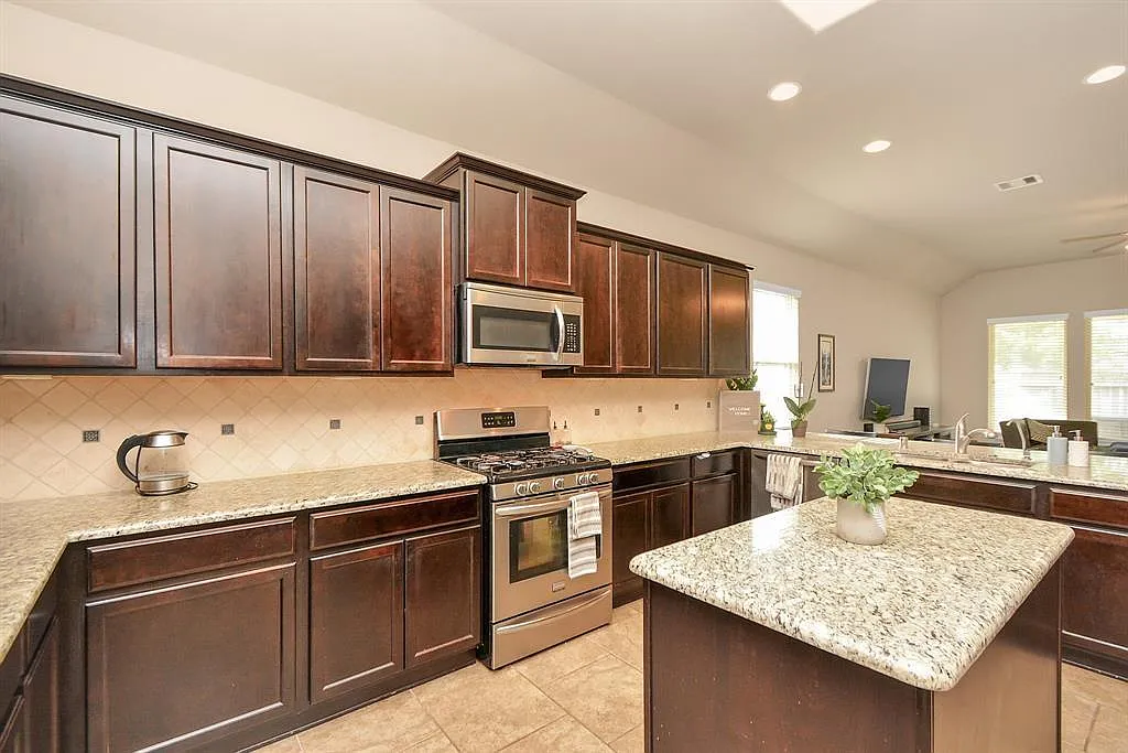 3 bed, 2044 sqft, $2,500 — Photo 4