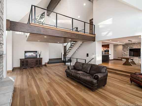 5th image of 370 Centennial Cir
