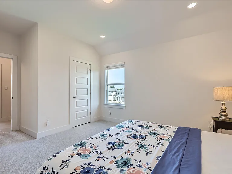 704 Palamos Dr — Photo 31