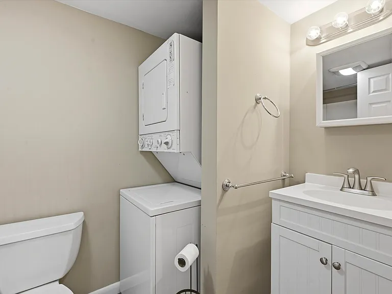 2402 Pond View Dr — Photo 18
