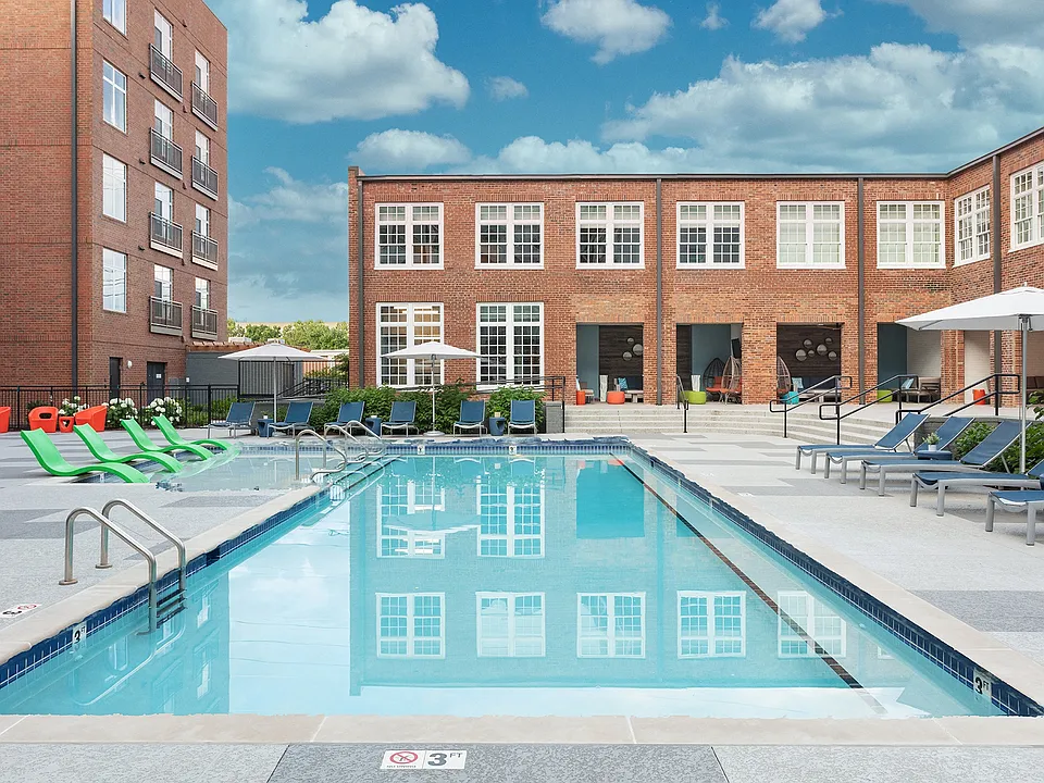 Resort-style Swimming pool with Tanning Ledge and Expansive Sundeck