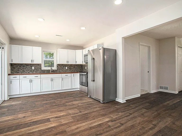 854 Upton Ave — Photo 6