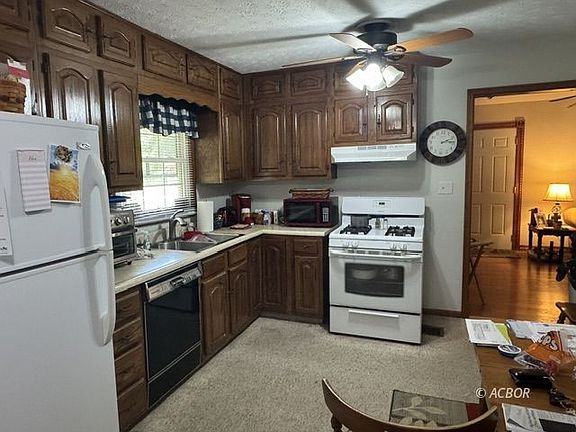 3rd image of 624 W D St