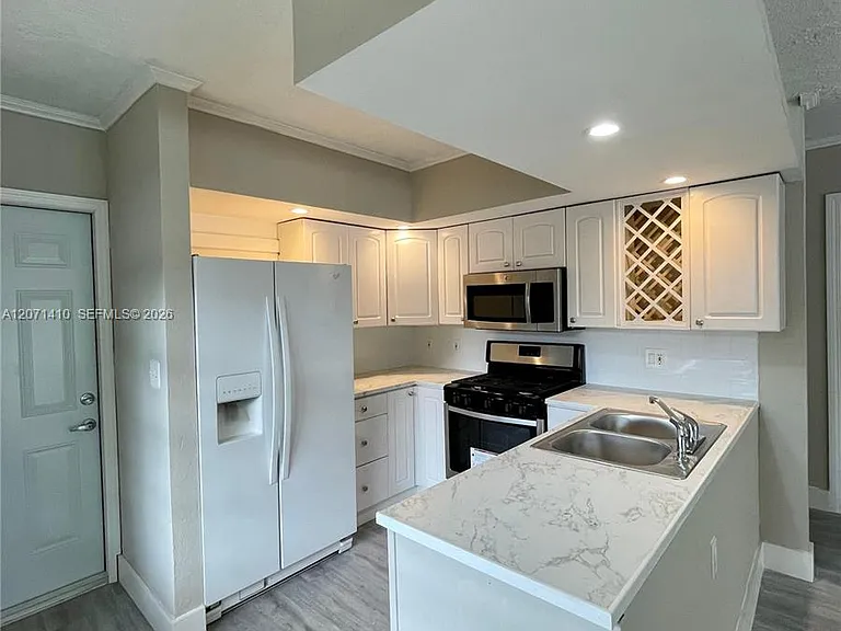 820 SE 12th St #2 — Photo 11