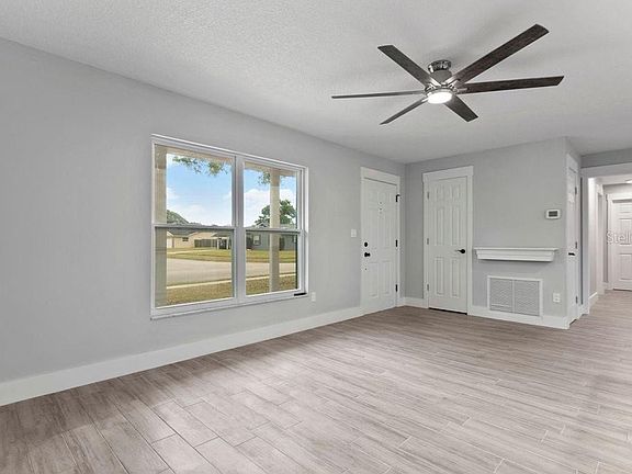 4th image of 5030 N Woodcrest Dr