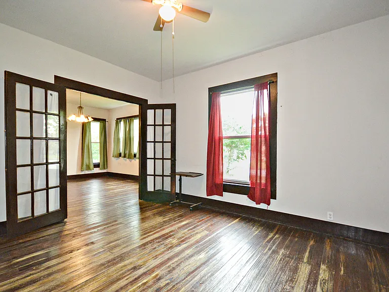 1402 E Chaffin St — Photo 5