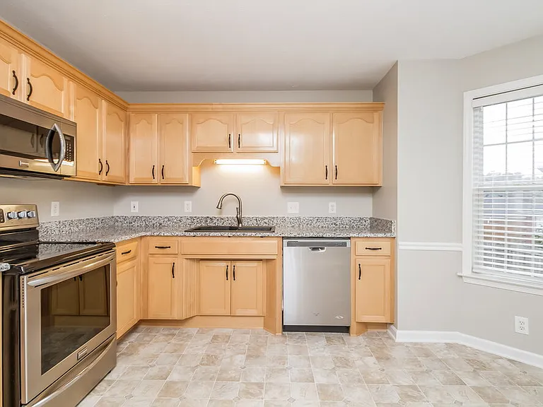 2910 Iona Dr — Photo 8