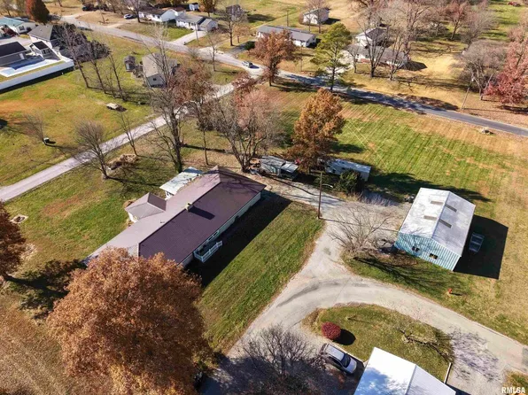 315 Hosselton St SW, Clay City, IL 62824