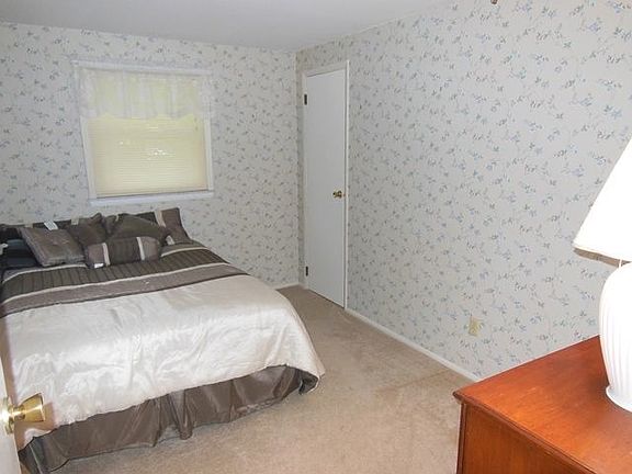 5th image of 220 Ahrens Ave