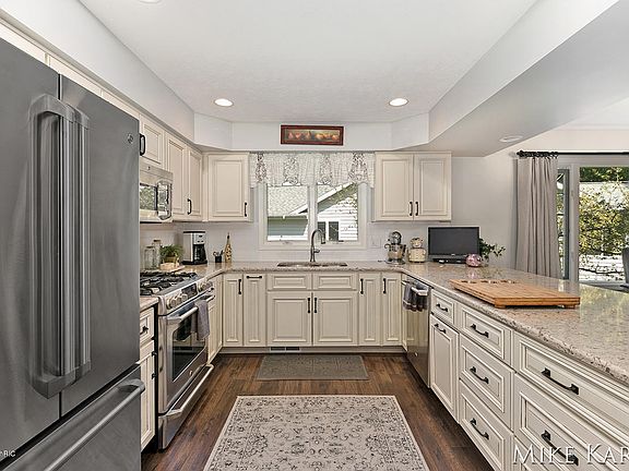 4th image of 7847 Oakmont Ct NE #52