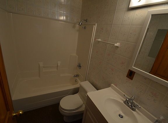 4th image of 240 W Morris Ave