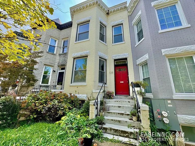 128 Adams St NW — Photo 1