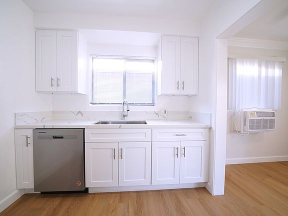 5th image of 12410 Chandler Blvd #13