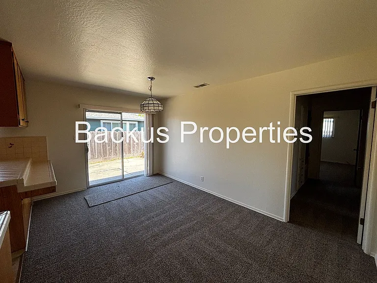 790 Fairfax Dr — Photo 7