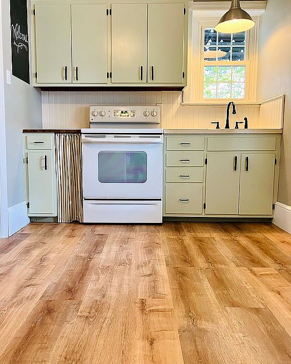 Eat-in kitchen