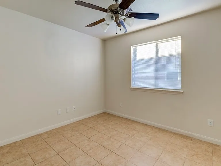 1319 N Houston Ave — Photo 7
