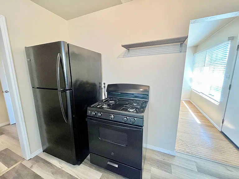 2447 Boundary St — Photo 8