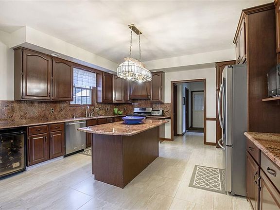 3rd image of 8532 Reserve Ct