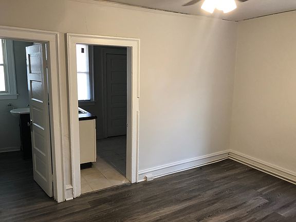 5th image of 2304 Parkwood Ave APT A