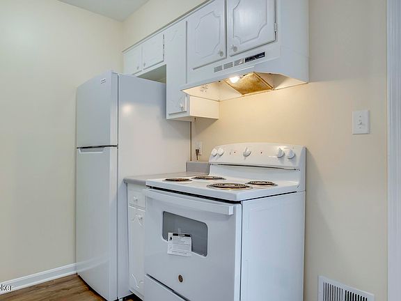 5th image of 1924 Goldsmith Ln Unit 38