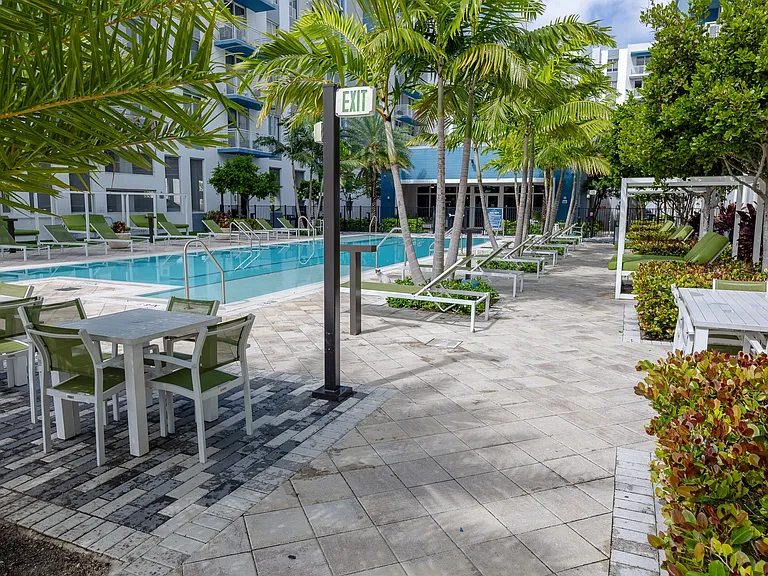 Pura Vida Hialeah Luxury Apartments — Photo 40