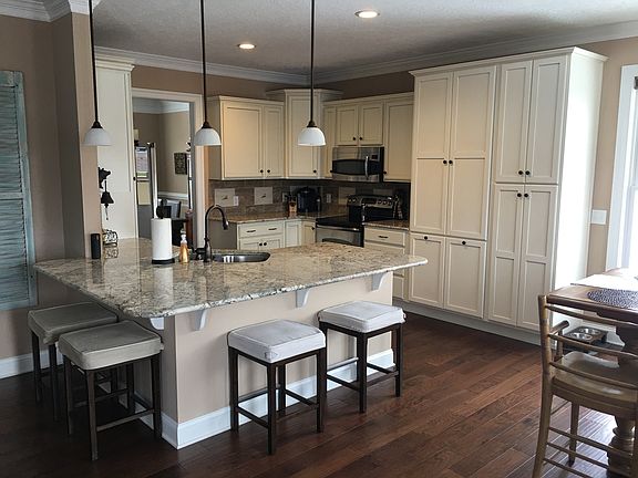 3rd image of 405 Heartwood Xing
