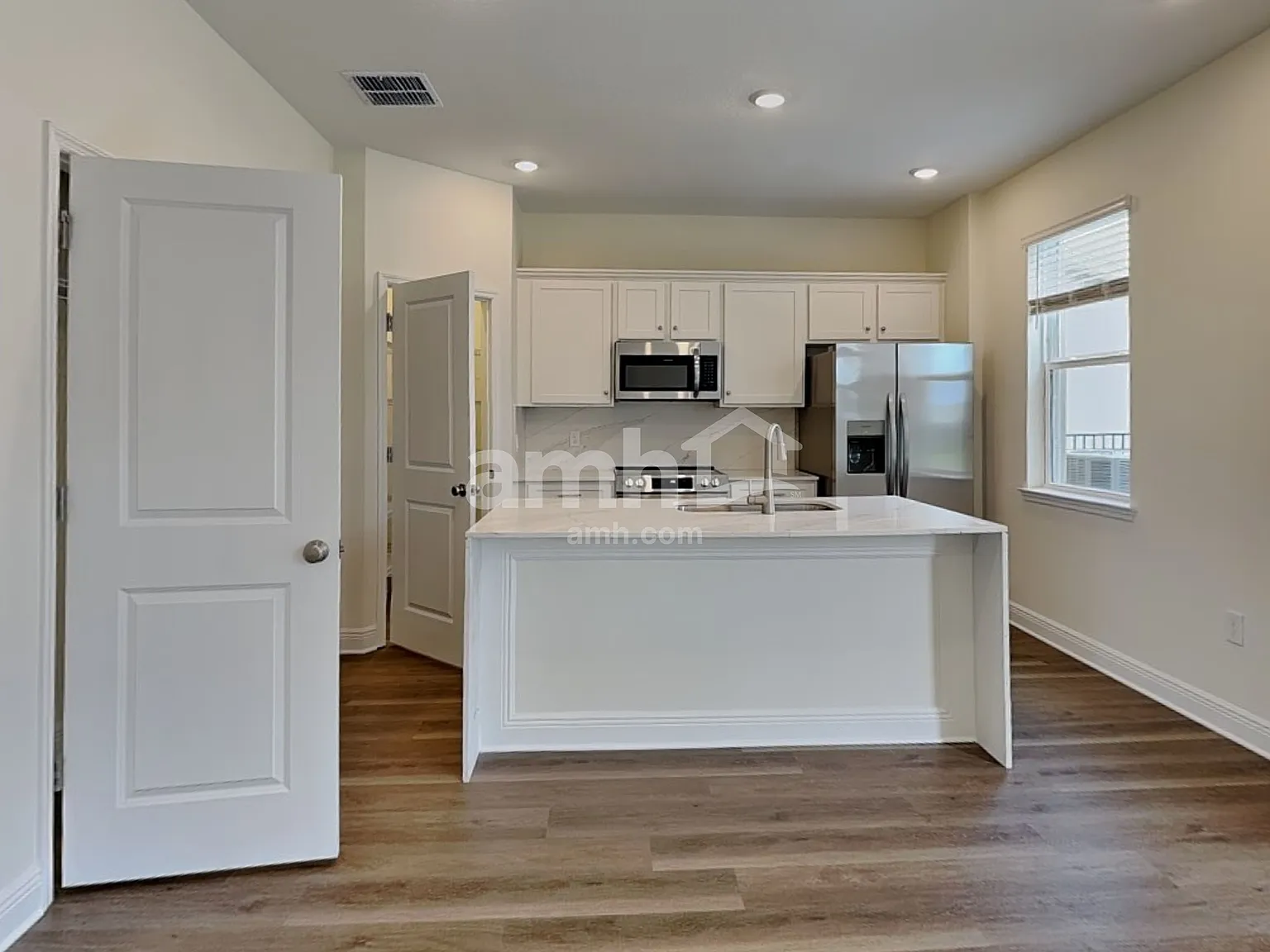 3 bed, 2.5 bath, 1685 sqft, $2,400 — Photo 4