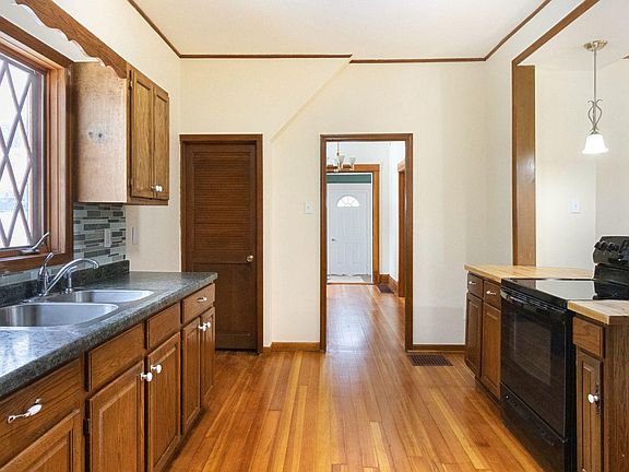 4th image of 617 E 4th St