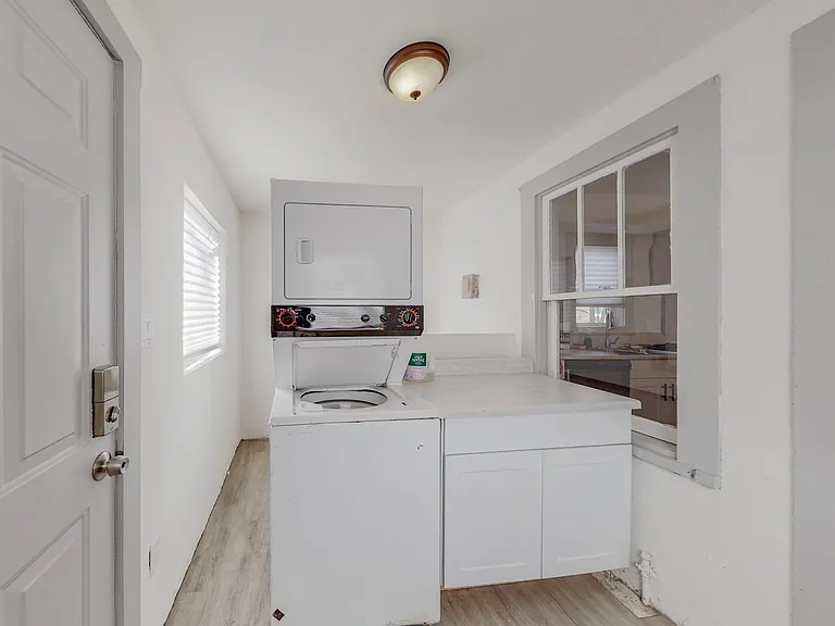 221 Girard Blvd SE — Photo 21