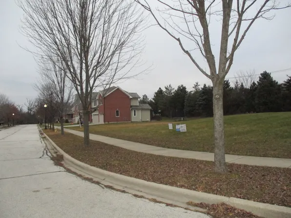 885 E Writer Ct, Vernon Hills, IL 60061