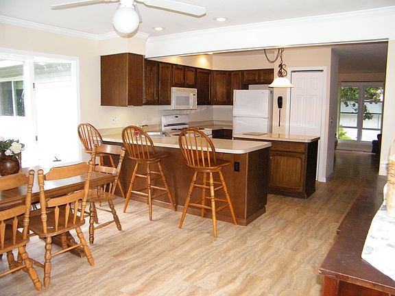 Kitchen & dining area