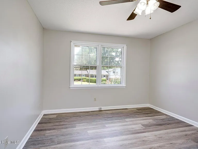 152 Holiday Dr — Photo 37