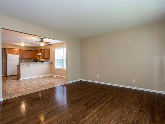 4th image of 152 Hilltop Dr #B
