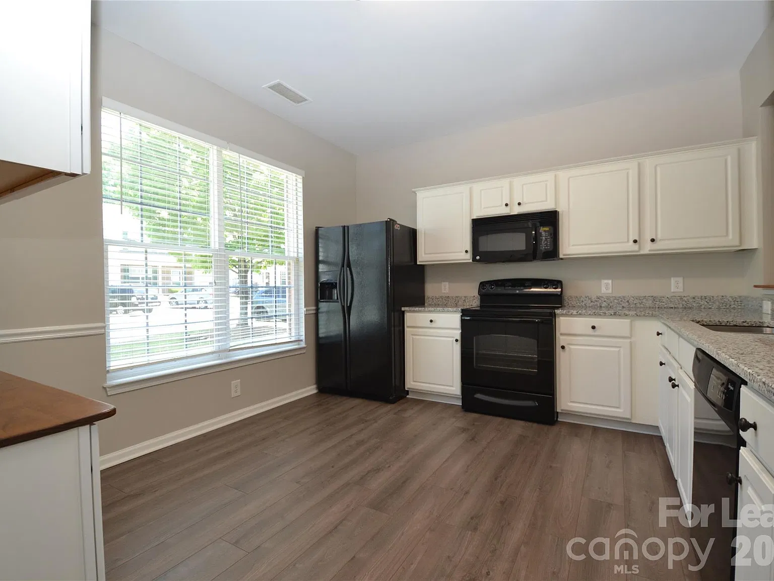 3 bed, 2.5 bath, 1402 sqft, $1,900 — Photo 3