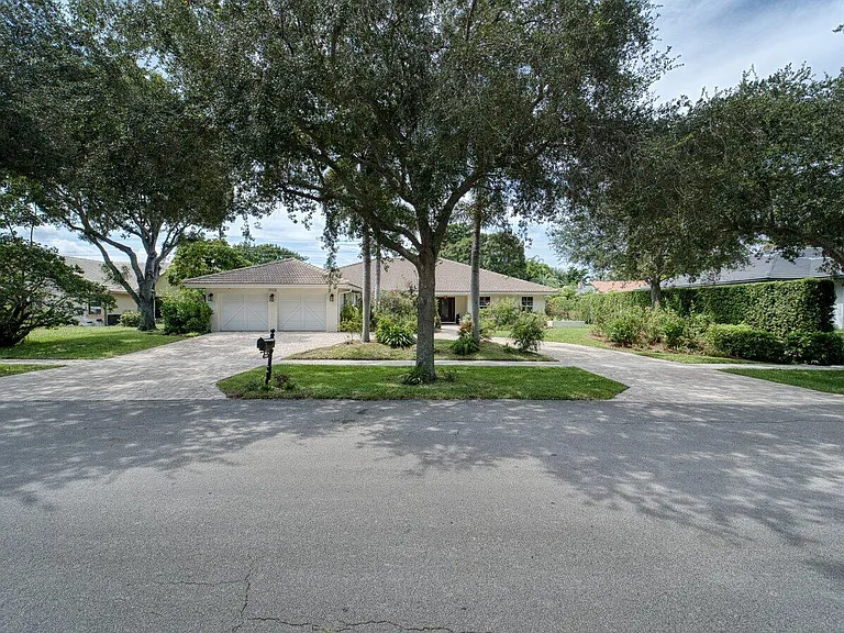 2908 Banyan Boulevard Cir NW — Photo 2