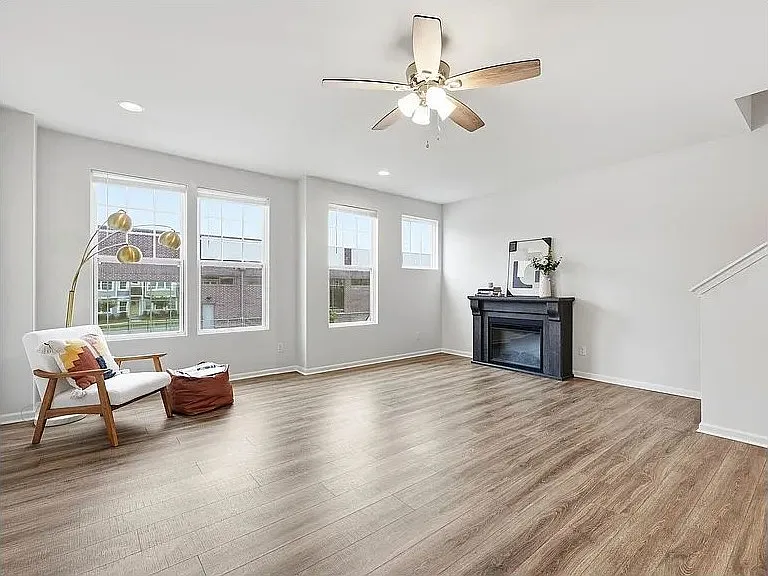 3 bed, 2249 sqft, $2,345 — Photo 3