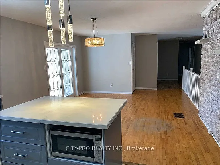 513370 2nd Line #MAIN FLOOR — Photo 4