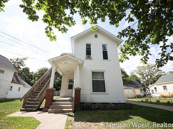 4th image of 915 Fremont Ave NW