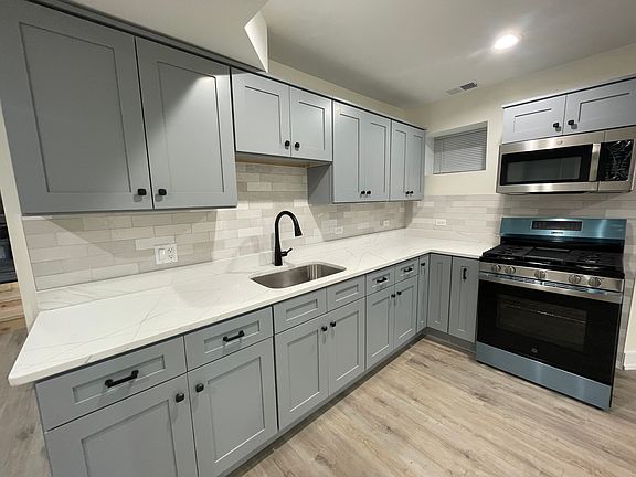 5th image of 3141 N Ridgeway Ave #G